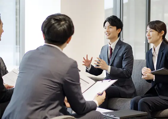 担当者と打ち合わせを行っている様子