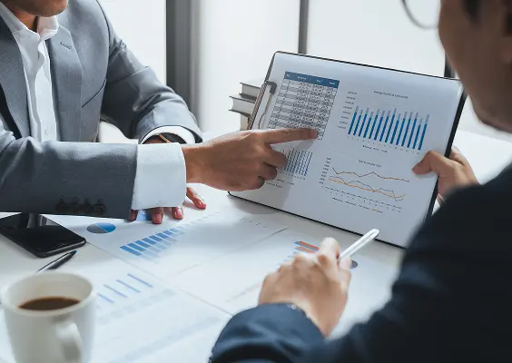 分析データを確認しながら診断方針を決定している様子