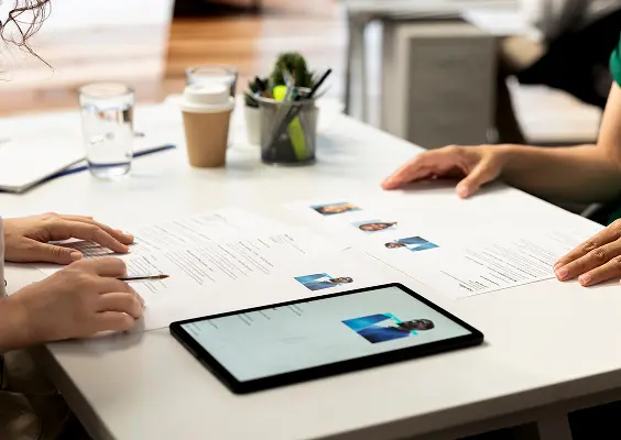 診断レポートを用いて結果説明を行っている様子