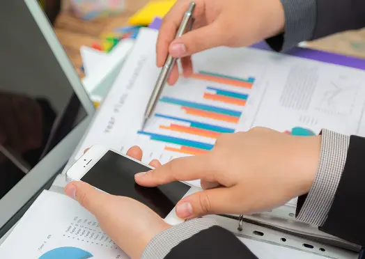 資料を確認しながらコンテンツ数値を分析している様子