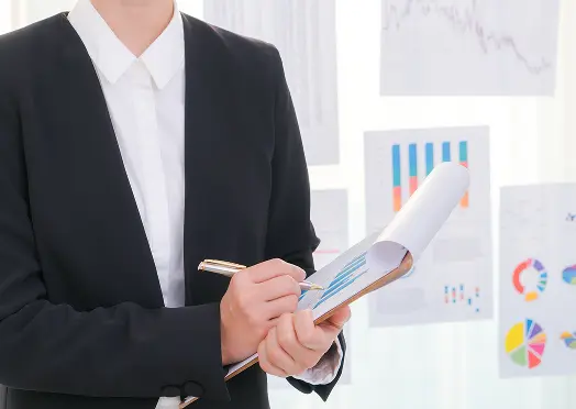 グラフ資料を確認しながらデータをチェックしている様子