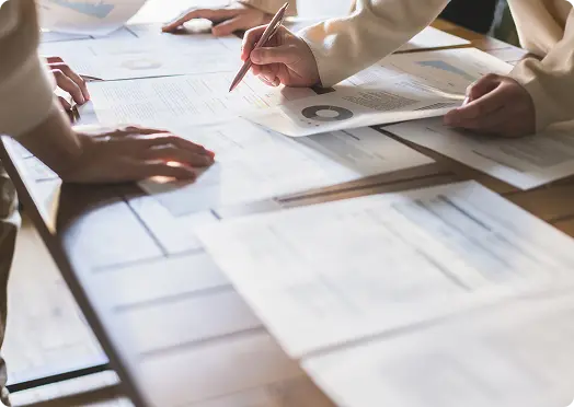 資料に書き込みながら記事構成を検討している様子