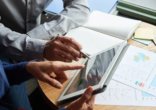 タブレットで検索データを確認している様子