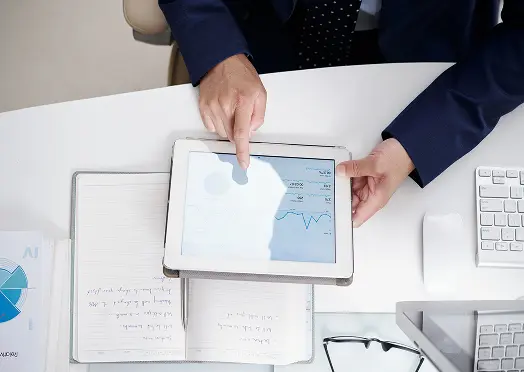 タブレット画面で検索キーワード推移を確認している様子