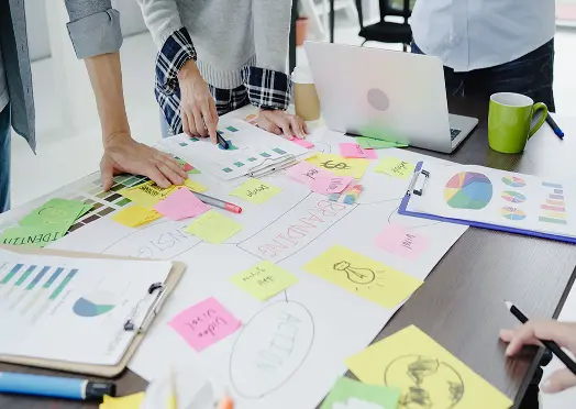 付箋や資料を広げてアクセス数を分析している様子