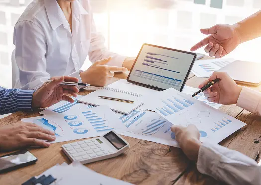 レポート資料を見ながら成果数値を確認している様子