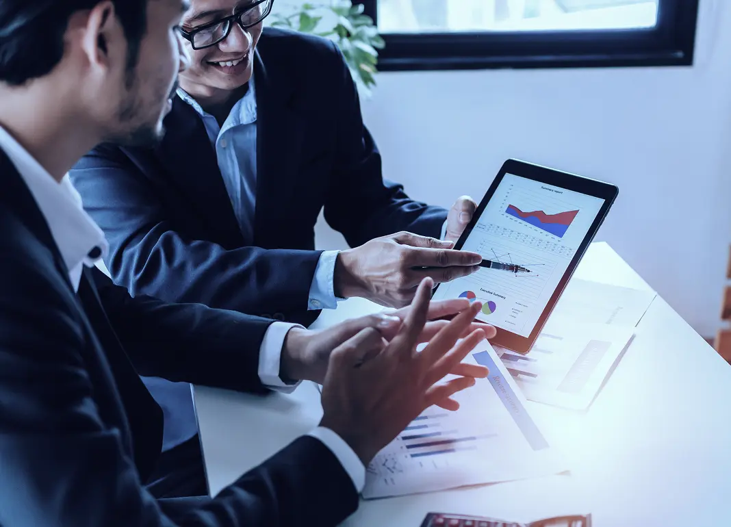 タブレットを使ってサイト改善ポイントを確認している様子