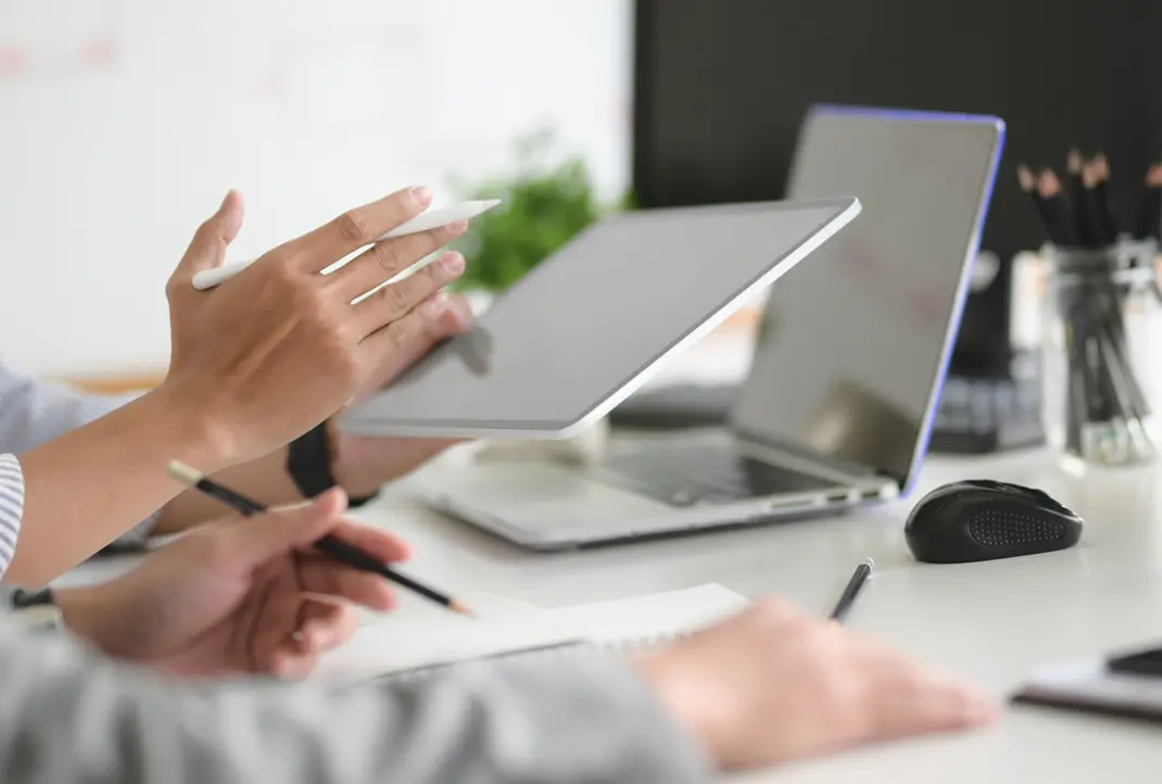 ノートパソコンを操作しながらUX改善を検討している様子