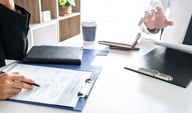 資料を広げてサイト改善案を検討している様子