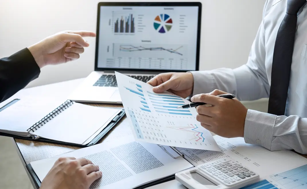 パソコン画面を指しながらサイト分析を説明している様子