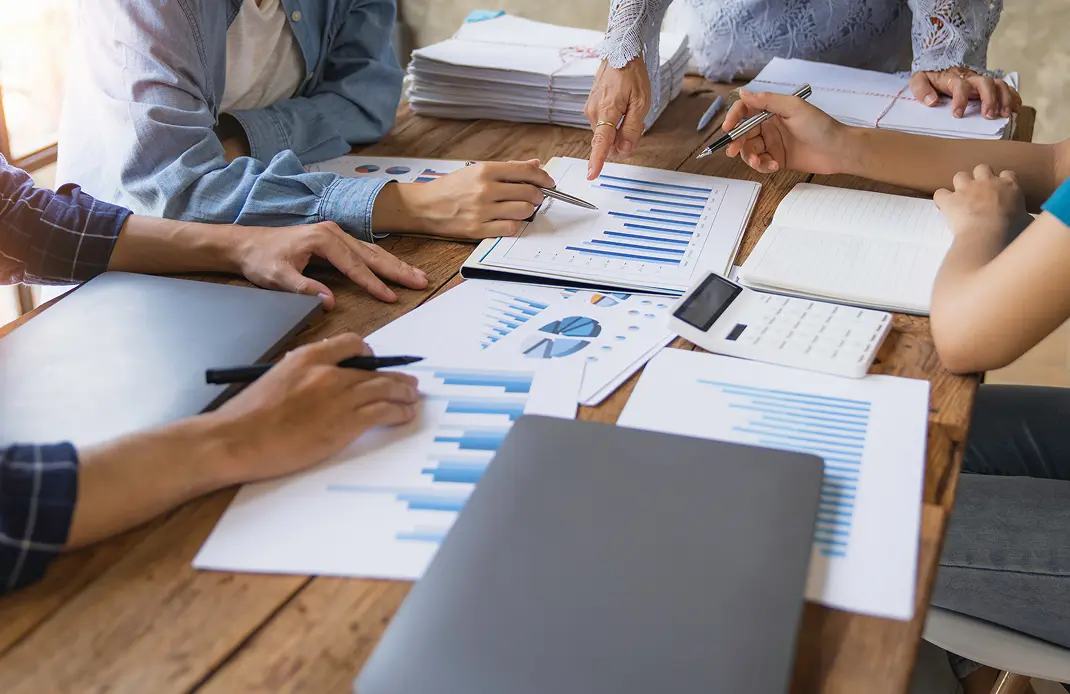 複数人で資料を囲みサイト改善を議論している様子