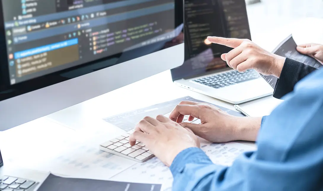 パソコン画面でマーケティングツールを操作している様子