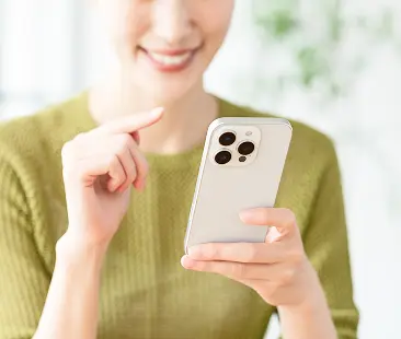 スマートフォンで記事コンテンツを確認している様子