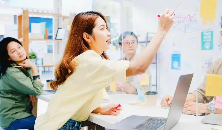 ホワイトボードを使いLP構成を検討しているチームの様子