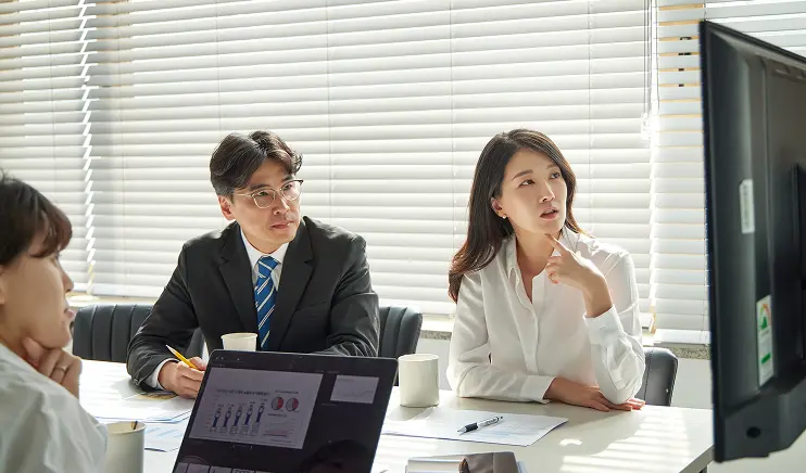 モニターを見ながら映像編集や動画確認をしている様子