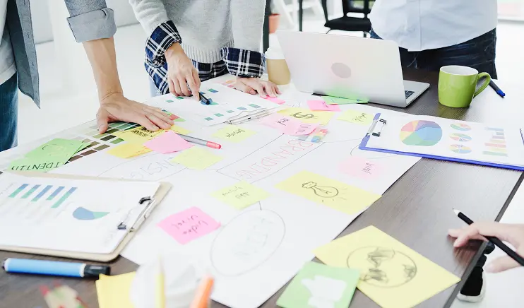 資料や付箋を広げてコンテンツ構成を検討している様子