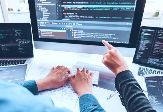 パソコン画面で広告データを確認しながら操作している様子