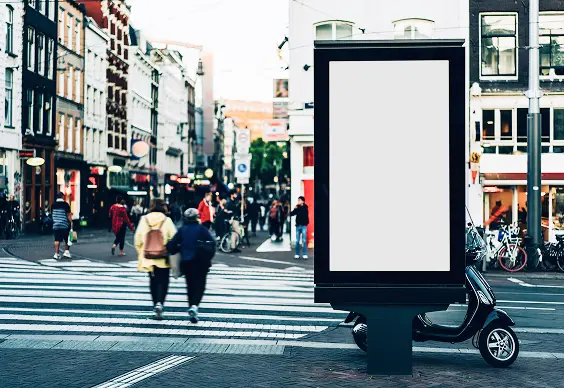街中のデジタルサイネージ広告をイメージした風景