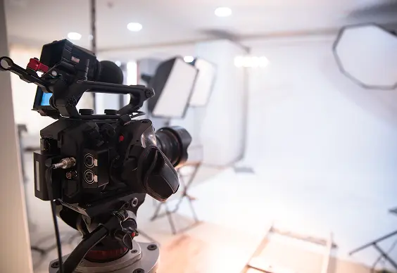 撮影機材を用いて動画撮影を行っているスタジオ風景