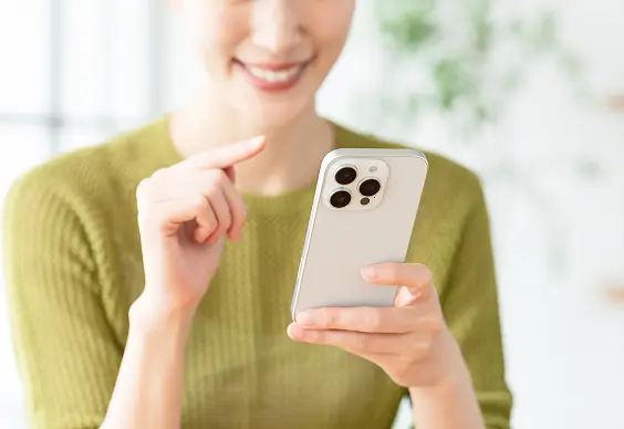 スマートフォンを操作してSNSを閲覧している様子