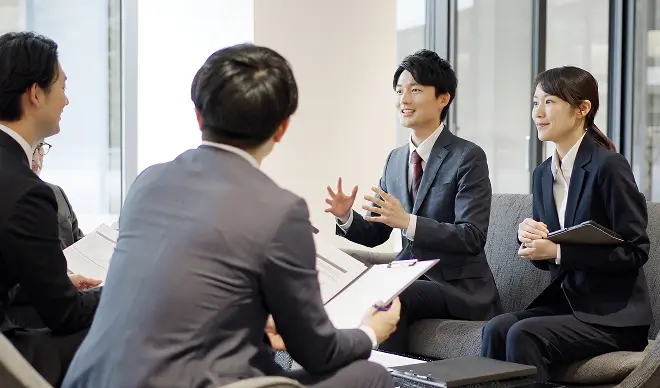 会議室で担当者と現状課題について打ち合わせをしている様子