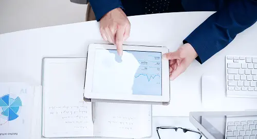 タブレット画面を操作しながら分析資料を確認している様子