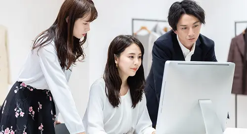 パソコン画面を見ながら制作作業を行っているチームの様子