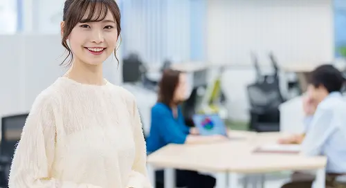 オフィスで微笑むスタッフとサポート対応の様子