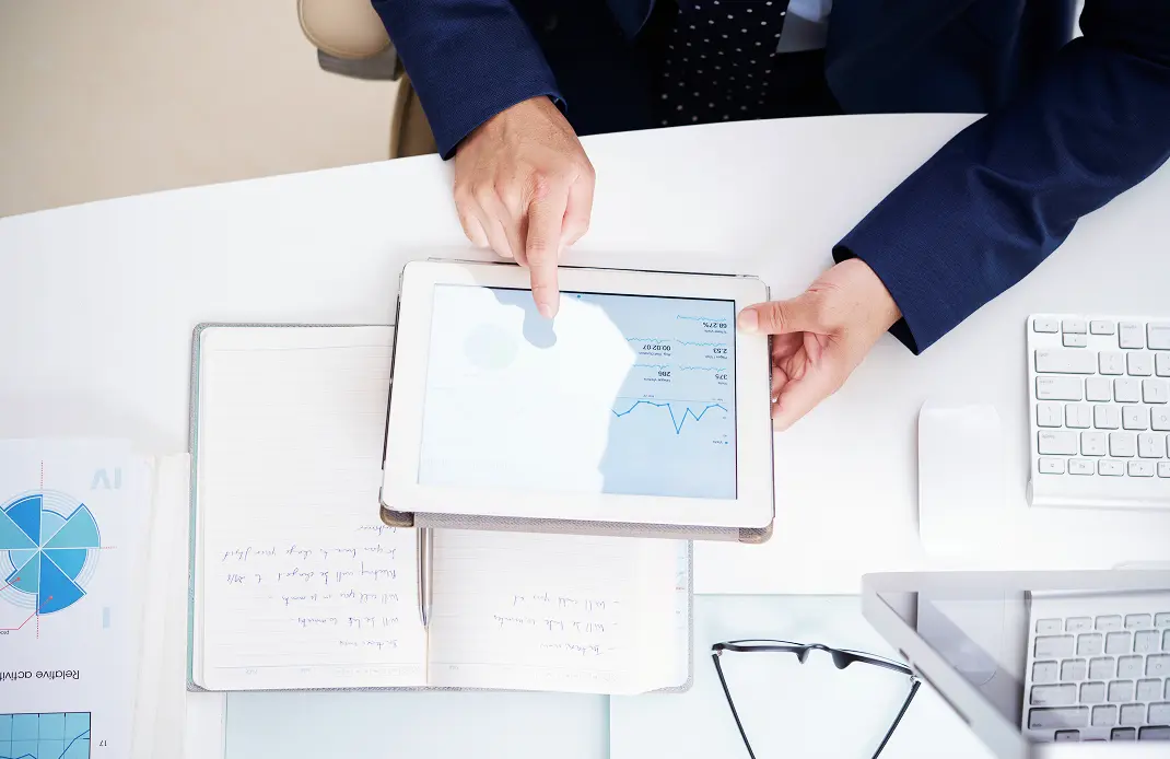 タブレット画面を操作しながら分析資料を確認している様子