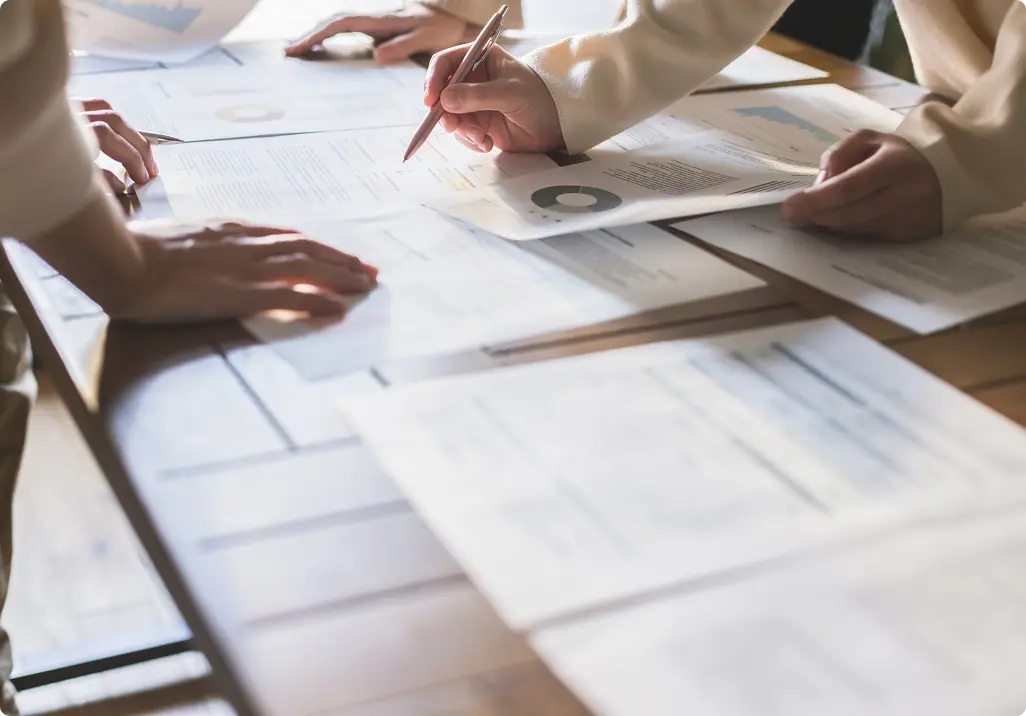 資料を広げてマーケティング戦略を検討している様子