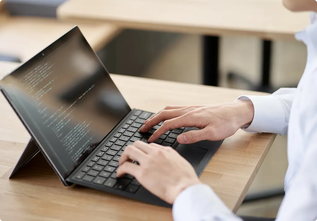 パソコンでコードを記述しているWEB制作作業風景